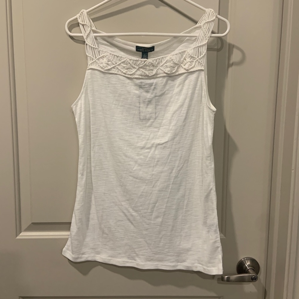 Lady’s white sleeveless top